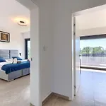 Sandro By Interhome פורץ