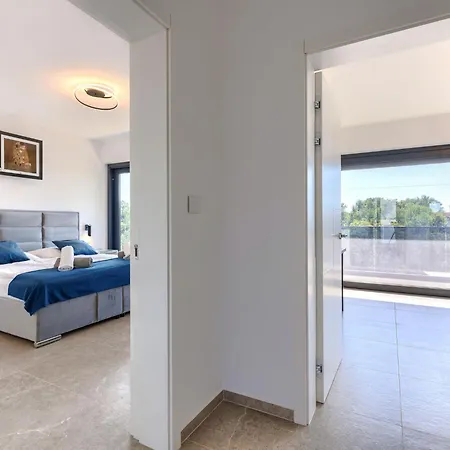 Sandro By Interhome פורץ